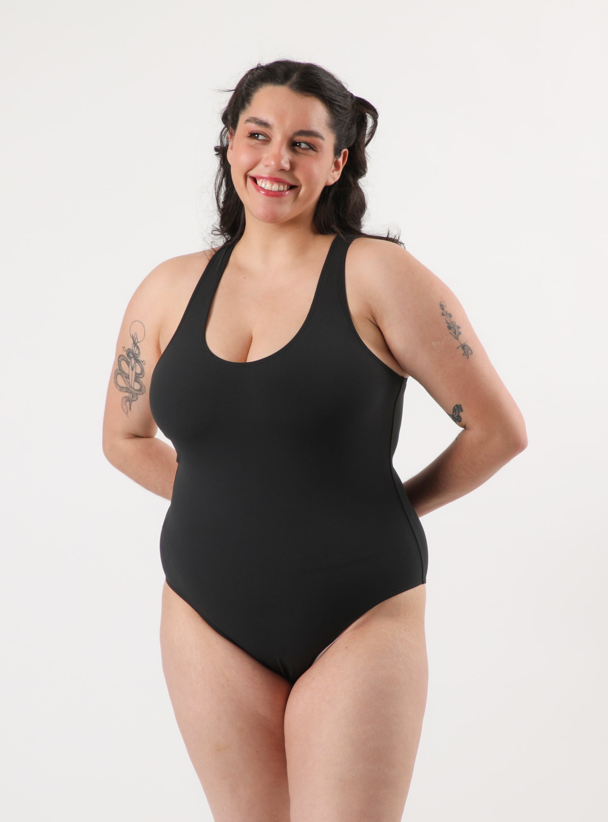 Body de mujer color negro con espalda asimétrica y broches en parte inferior plus size