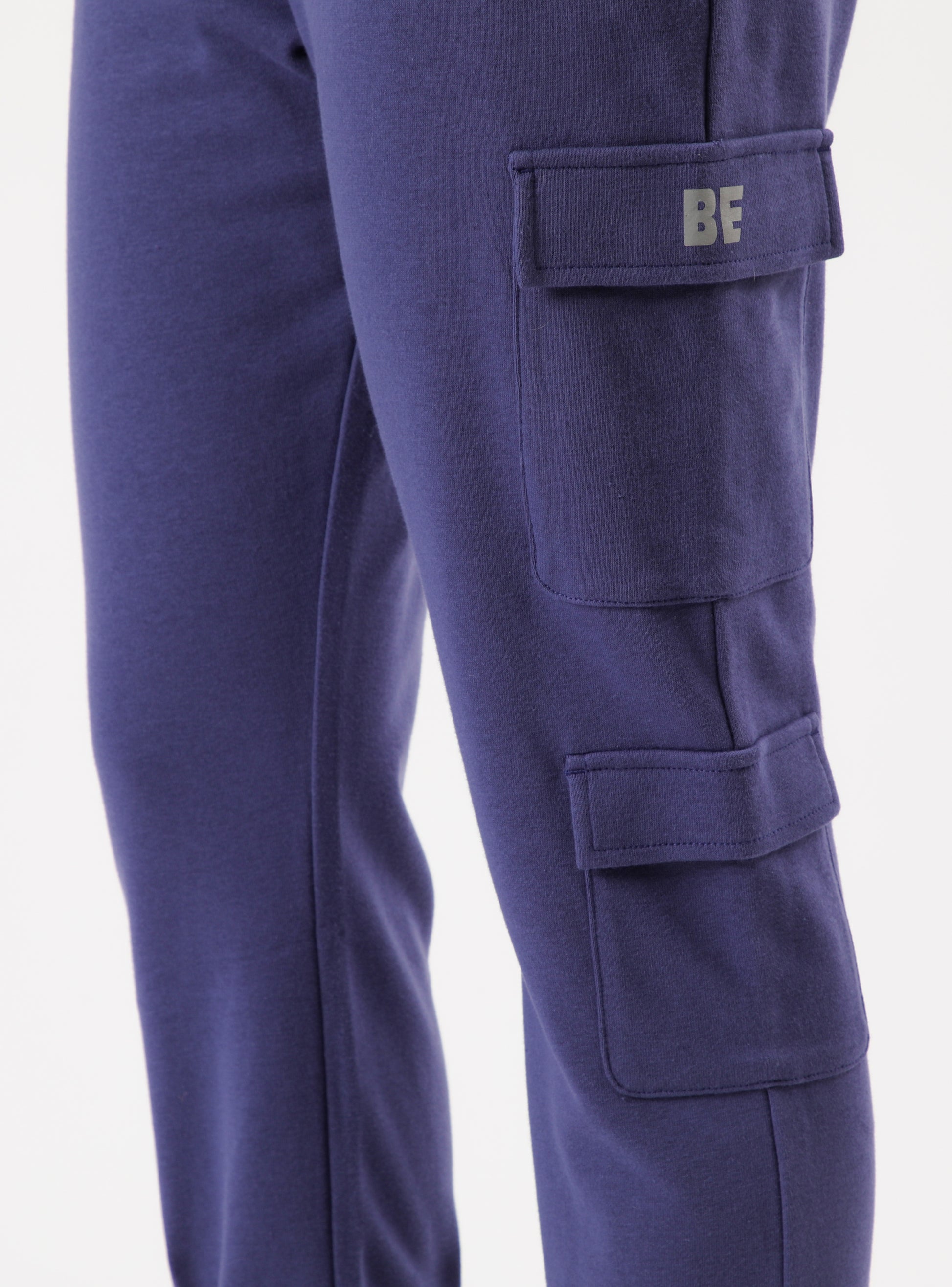 Pantalón de buzo cargo con ajustador color morado