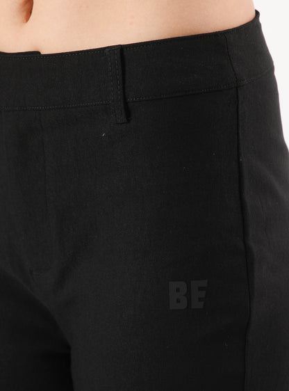 Pantalón flare negro con aperturas al costado