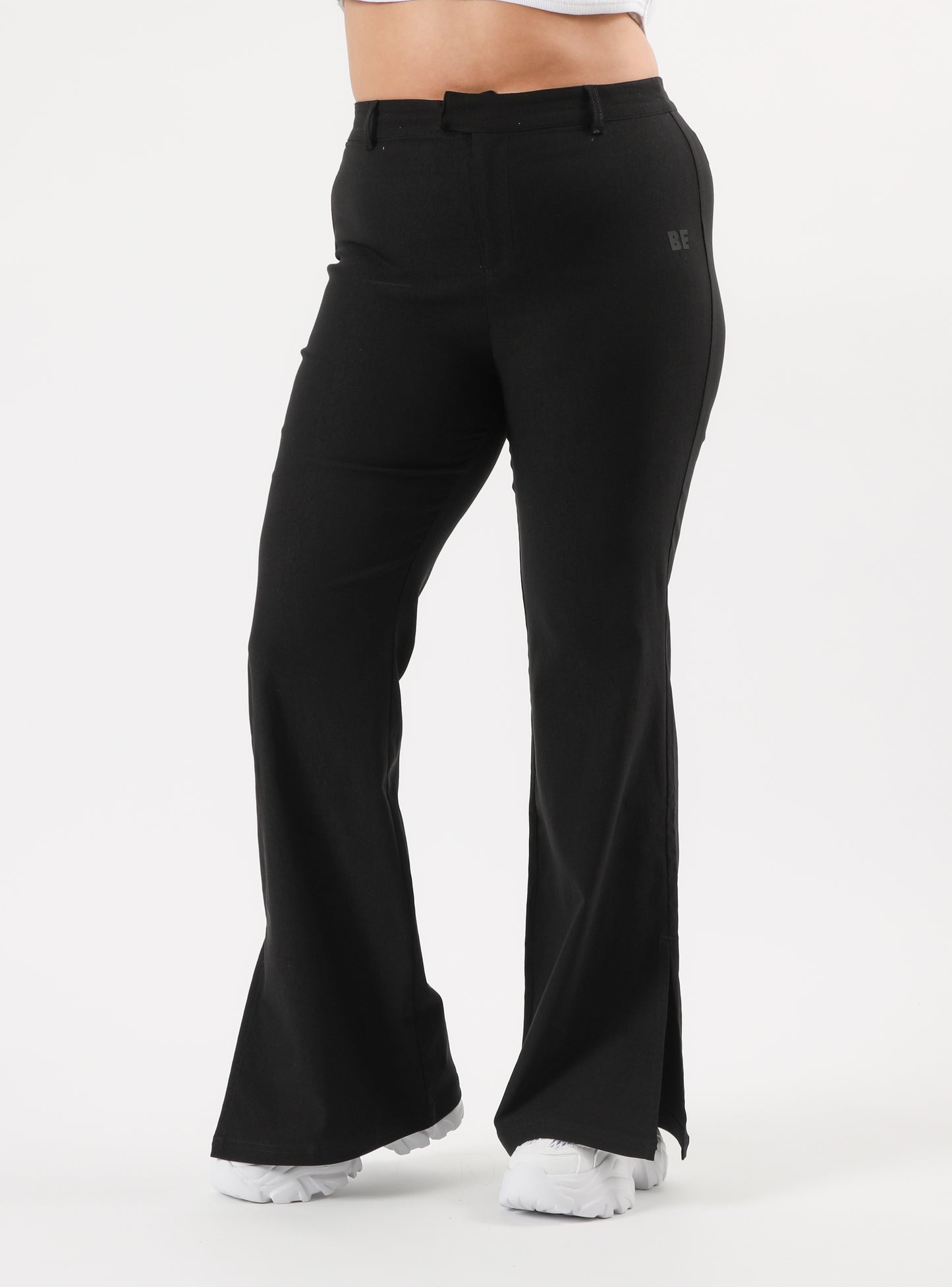 Pantalón flare negro con aperturas al costado