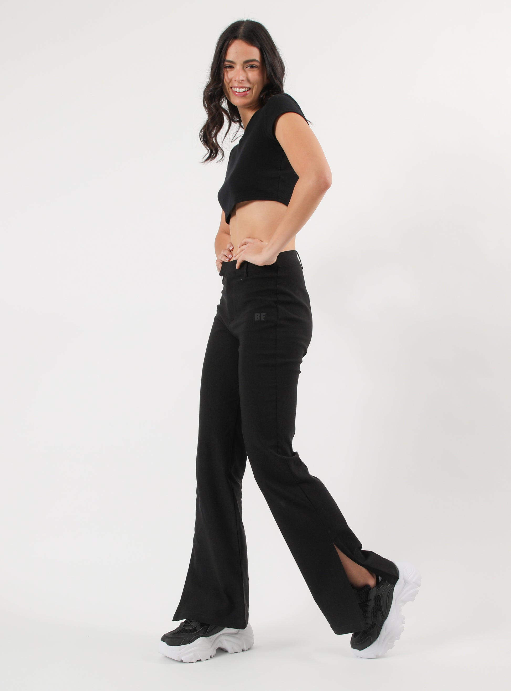 Pantalón flare negro con aperturas al costado