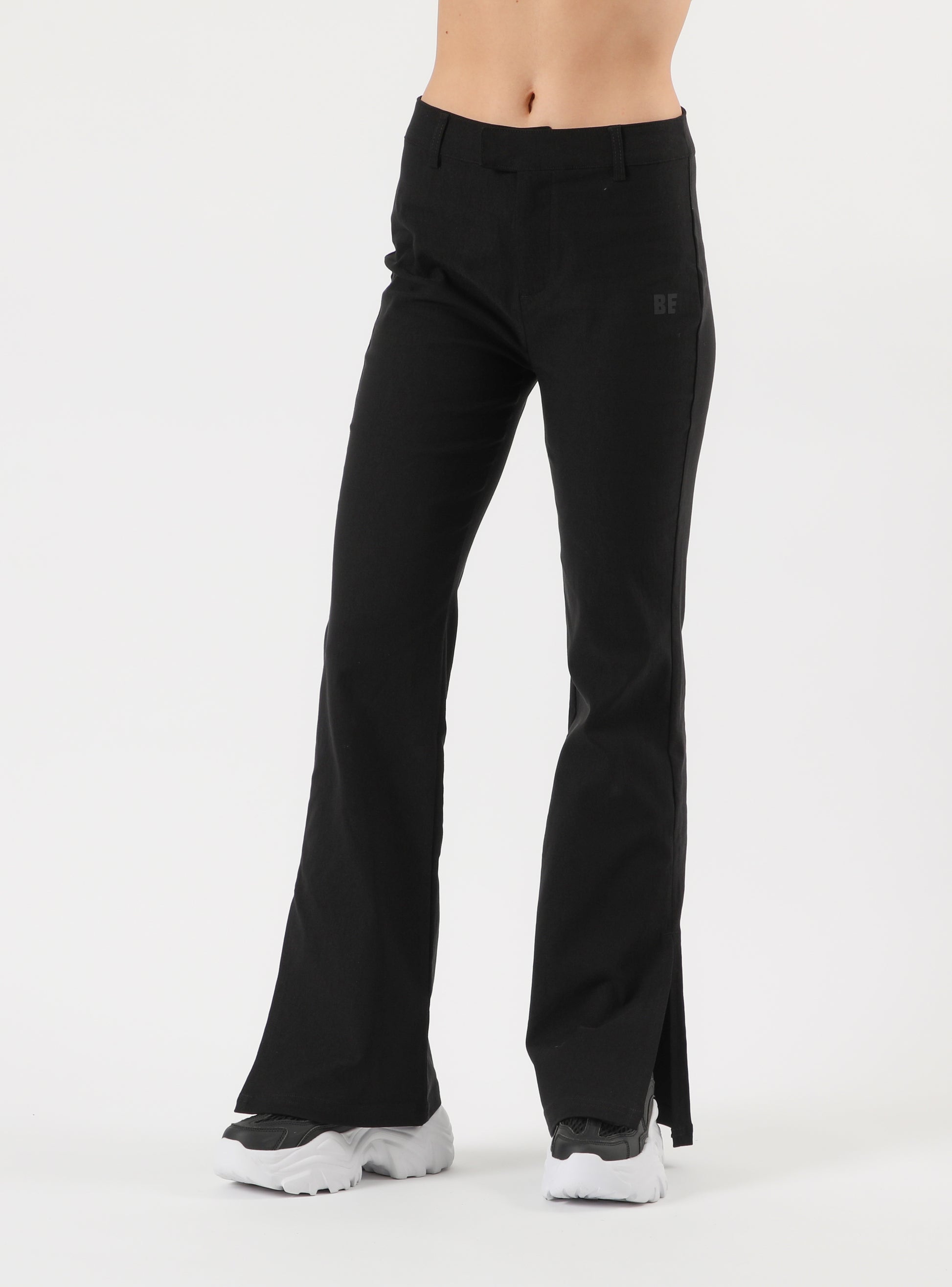 Pantalón flare negro con aperturas al costado