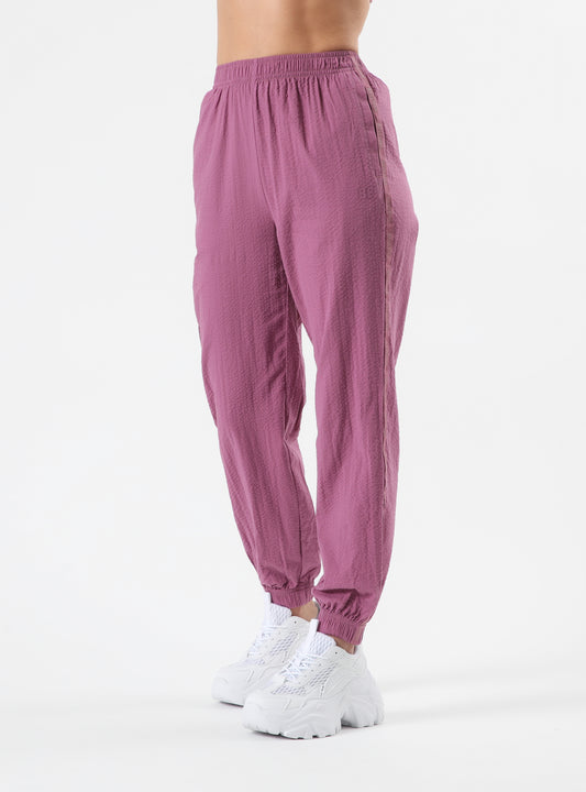 pantalon de mujer rosado tipo buzo lado frontal