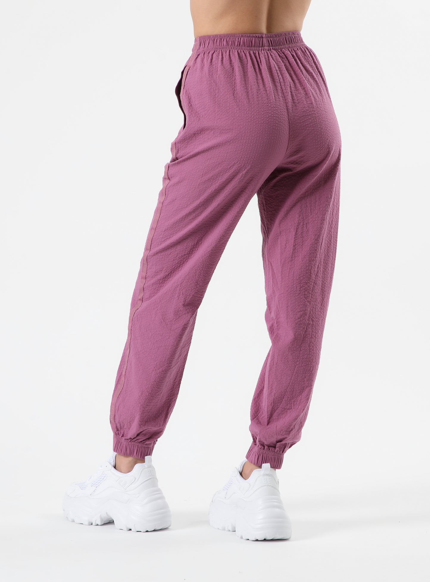 pantalon de mujer rosado tipo buzo lado trasero