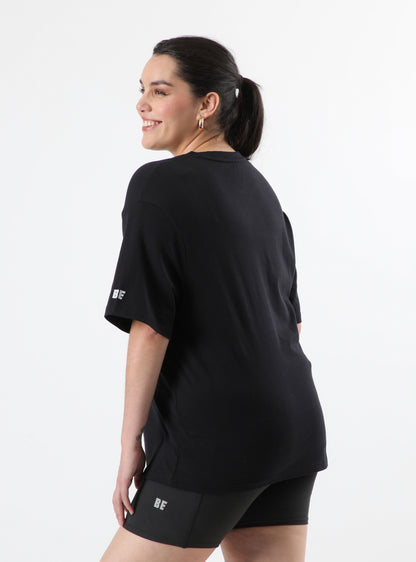 Polera oversized negra de mujer vista trasera