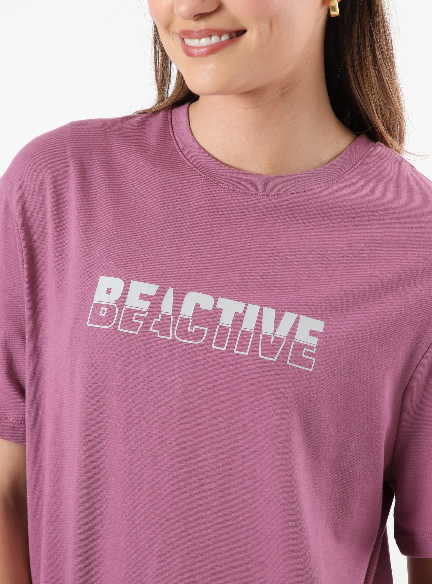 Polera oversized rosada de mujer con logo Be Active vista frontal