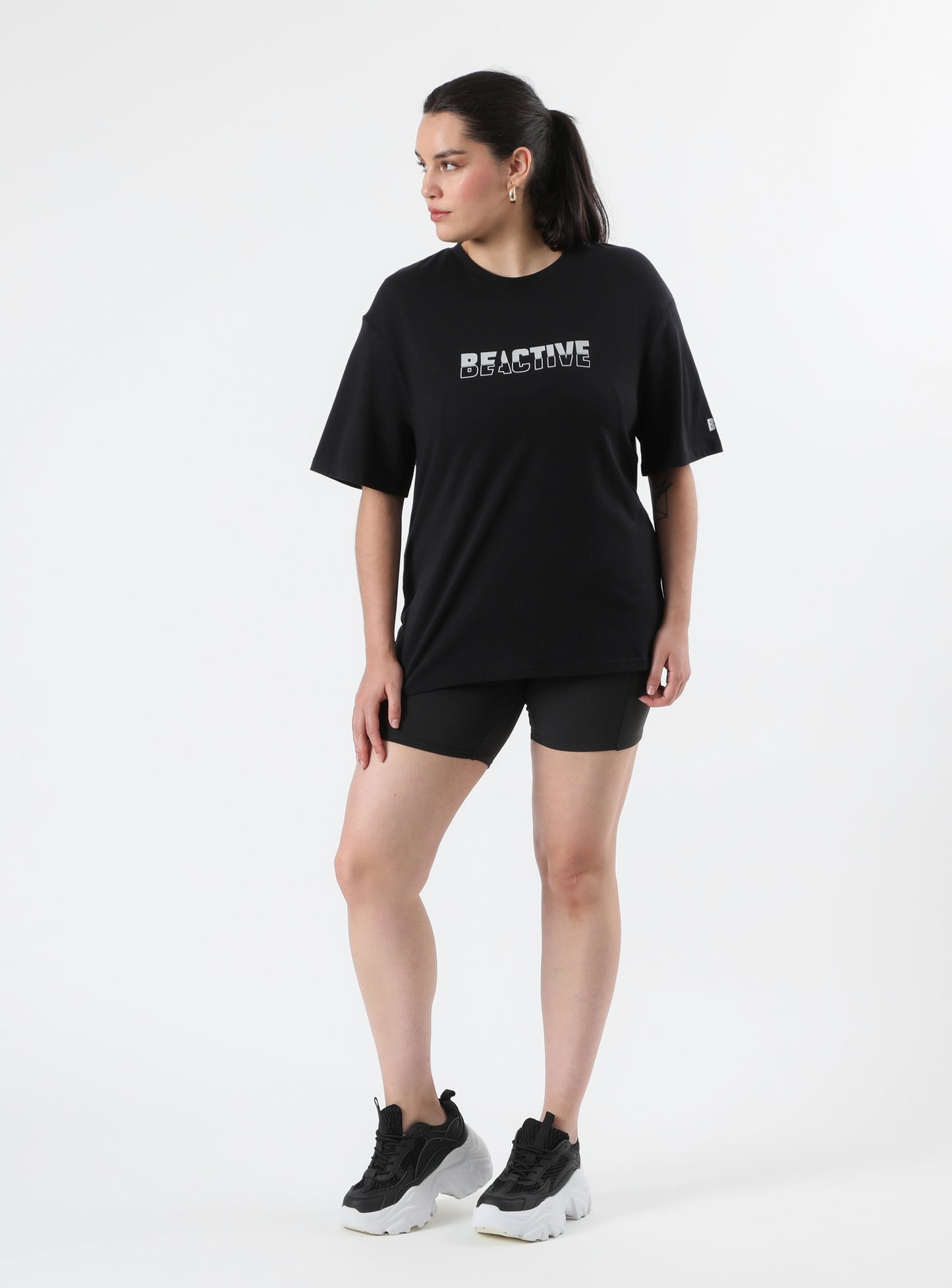 Polera oversized negra de mujer vista frontal