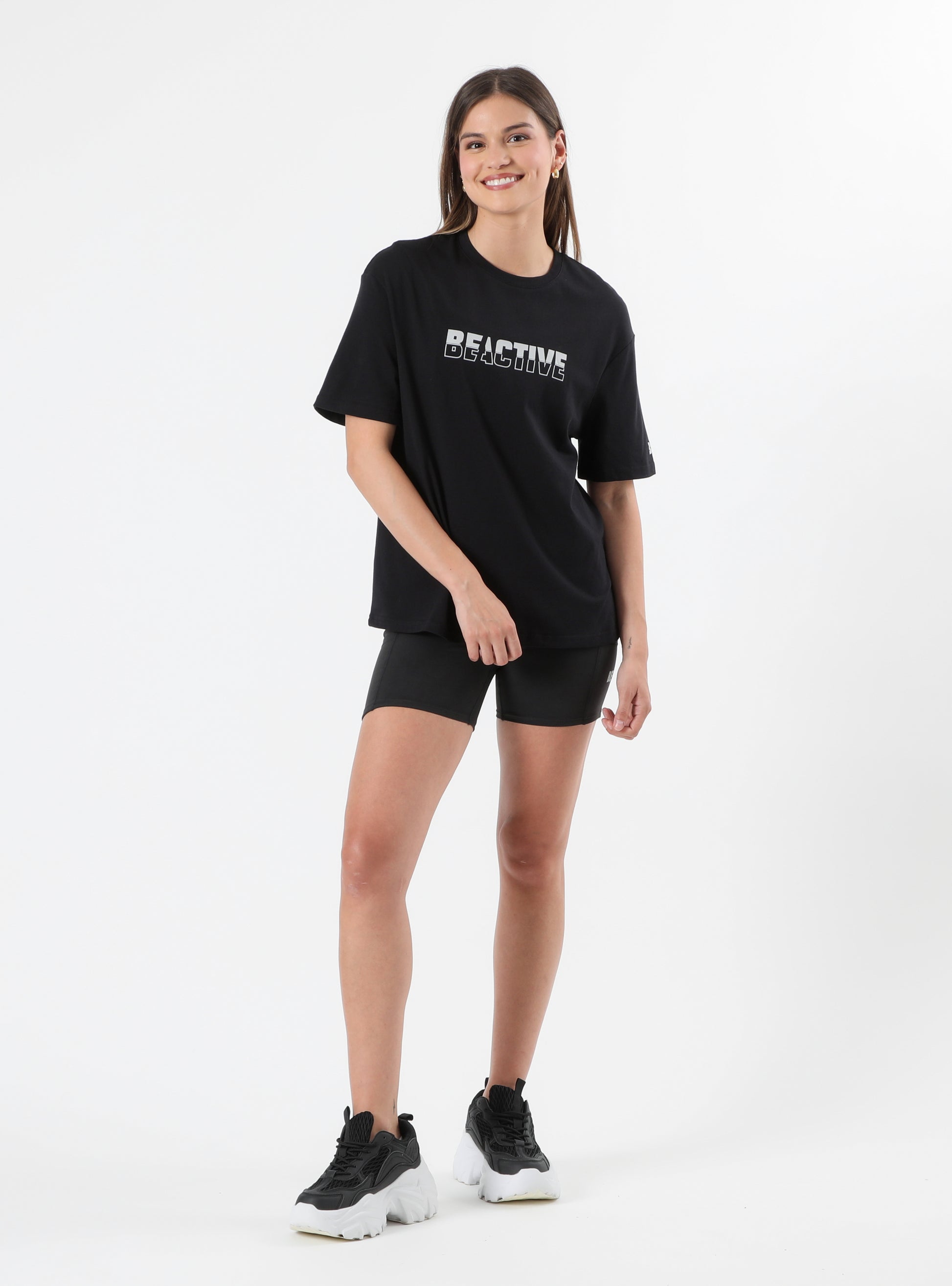 Polera oversized negra de mujer vista frontal