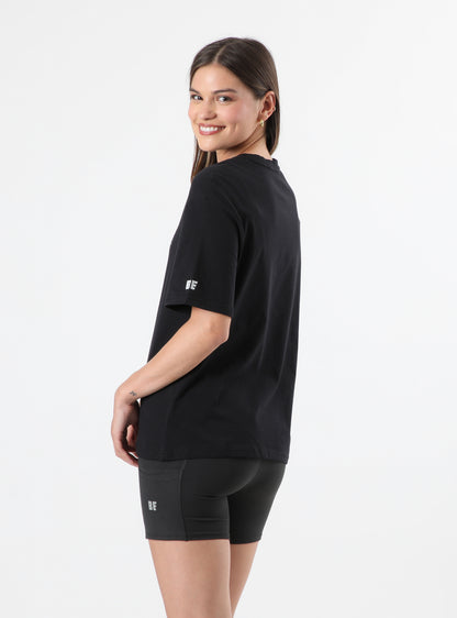 Polera oversized negra de mujer vista lateral