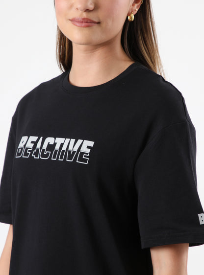 Polera oversized negra de mujer con logo Be Active vista frontal